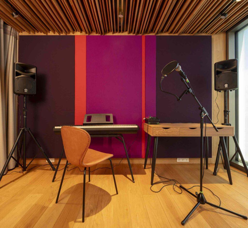 Bandraum in Raum 8 im Haus für Musik Potsdam mit kleiner PA, E-Piano, Mikrofonen und Notenständern für kompakte Proben und technische Setups.