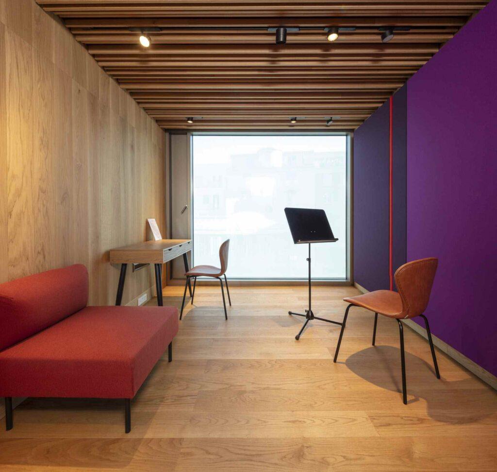 Bild von Raum 7 im Haus für Musik Potsdam. Der Arbeitsraum eignet sich für Meetings, Besprechungen, Videocalls und kleinere Gruppen in ruhiger Atmosphäre. Zur Ausstattung gehören Hochgeschwindigkeits-Glasfaser-Internet, Tisch, Stühle, zwei bequeme Sessel und Steckdosen.