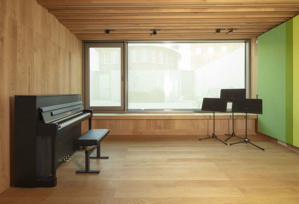 Klavierproberaum in Raum 2 im Haus für Musik Potsdam mit Klavier und Notenständer für Unterricht, Ensembleproben und kleine Gruppen.