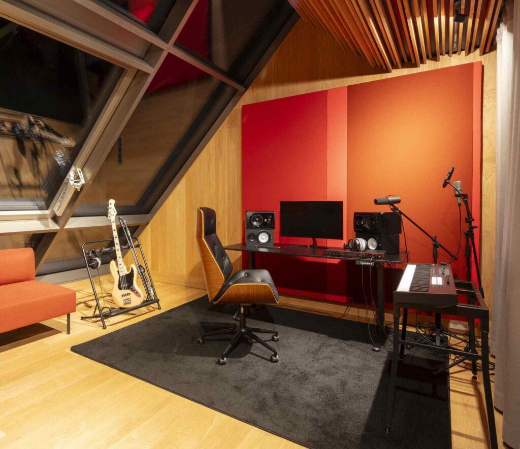 Ausstattung von Raum 9 im Haus für Musik Potsdam mit Mikrofonen, Lautsprechern, Keyboard, Audiointerface sowie E-Gitarre und Bass für Recording- und Podcast-Aufnahmen.